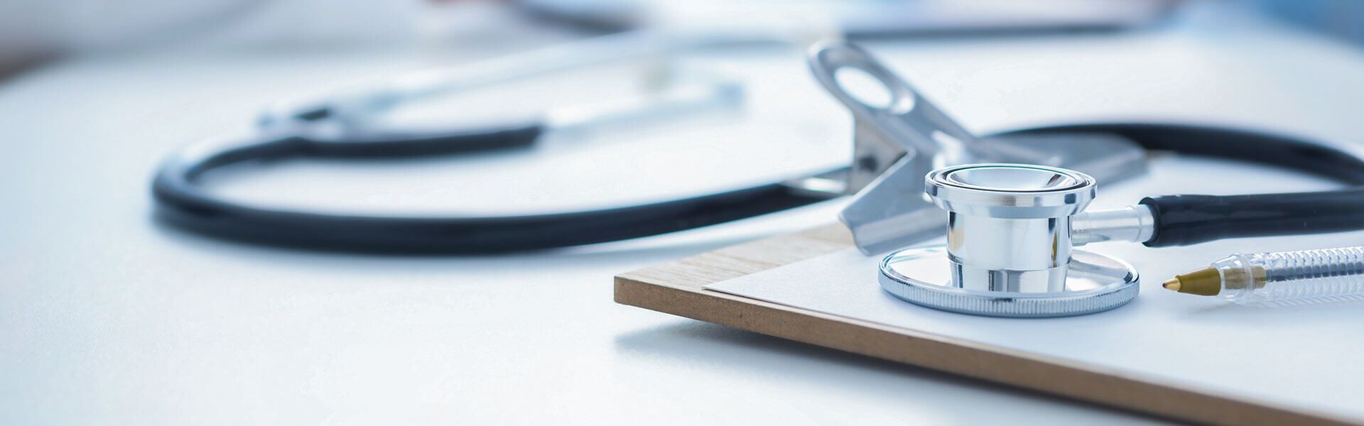 Bild eines Stetoskopes auf einem Tisch