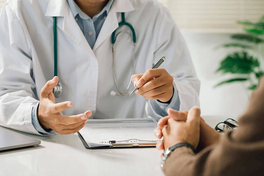 Erklärender Arzt mit einem Patienten