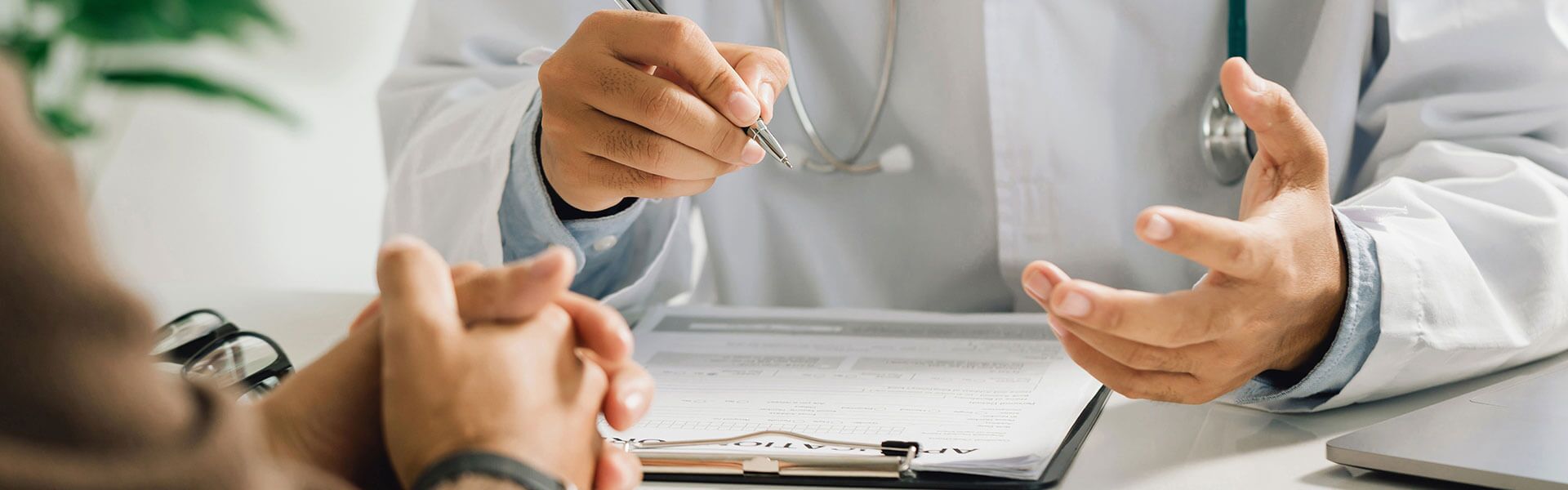 Beratender Arzt mit Patient