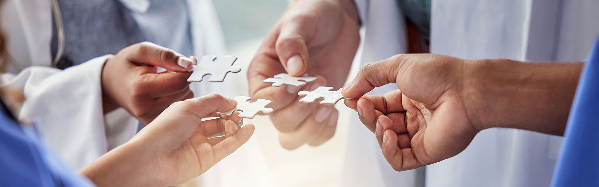 Arztteam hällt Puzzlestücke in der Hand